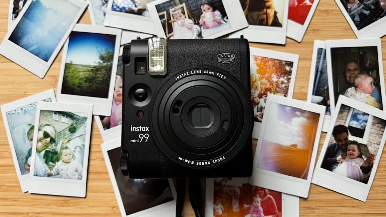 L’Instax mini 99 pourrait passer pour un véritable appareil photo Fujifilm