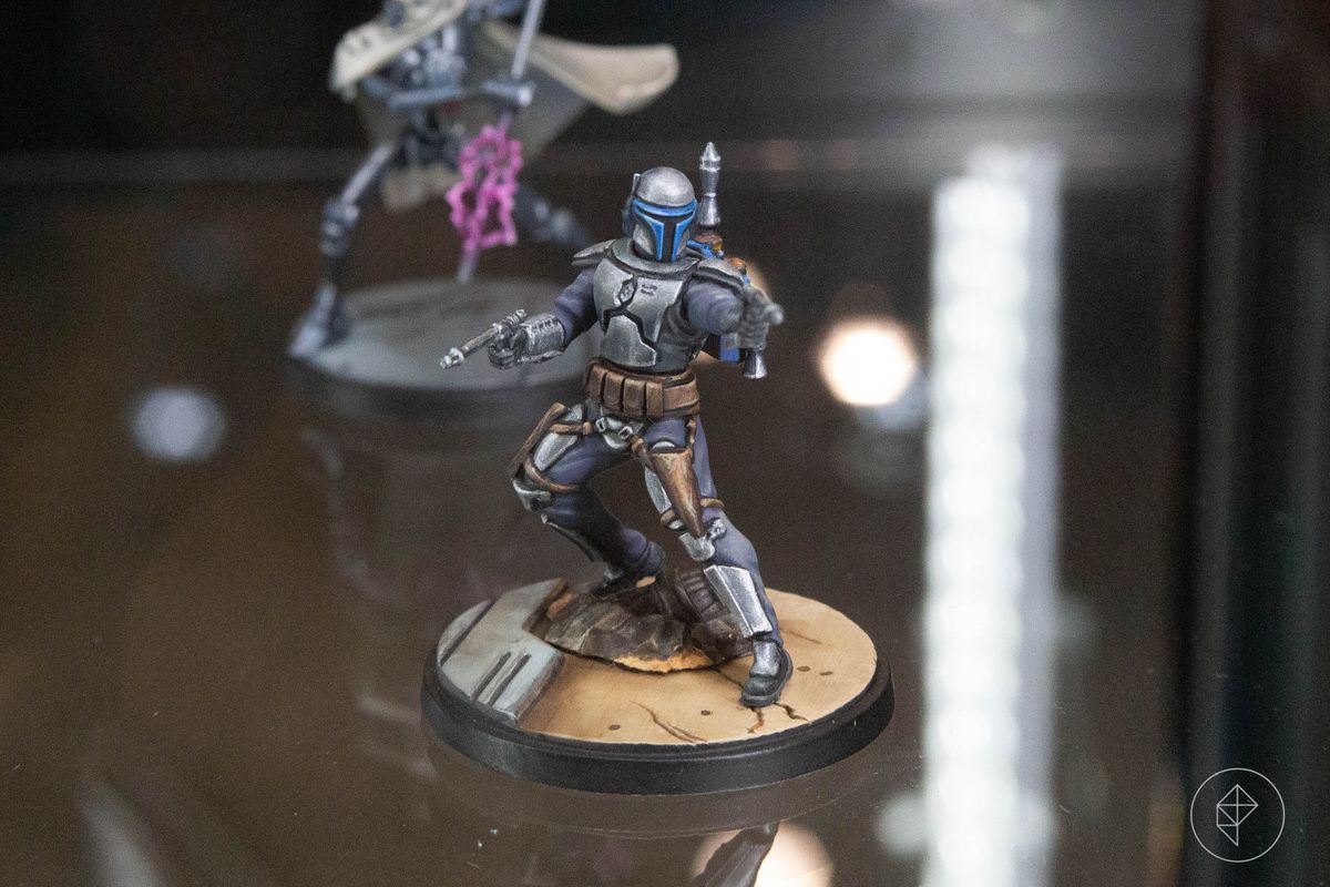 Un Jango Fett miniature, blasters relevés comme dans ses derniers instants dans les films préquels.  Le travail au pinceau est invisible et les reflets sont nets et nets.