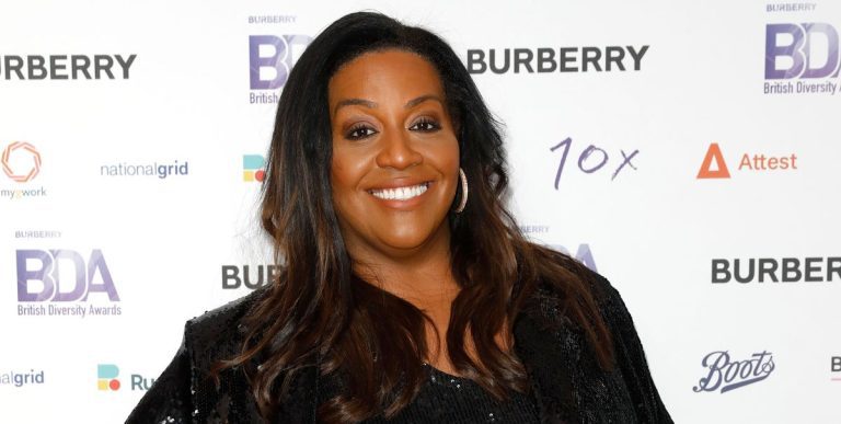 Alison Hammond de Bake Off fait face à une lutte hilarante sur le point de se mettre en scène
