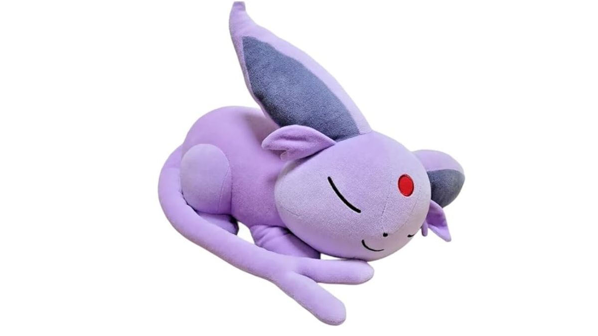 Photo d'une peluche Espeon, recroquevillée et endormie