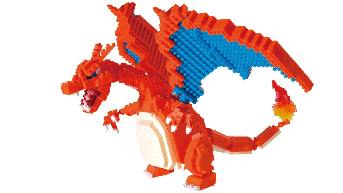 Image d'une figurine de Charizard construite entièrement à partir de blocs