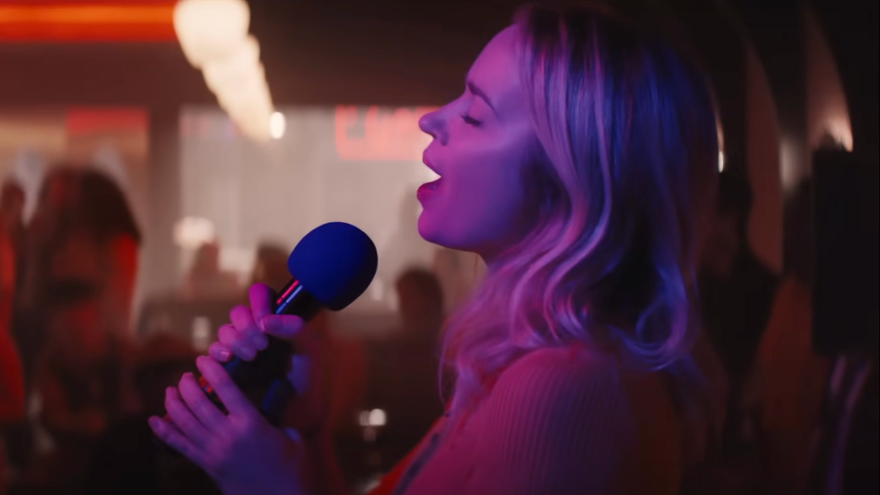 Emily Blunt chante de tout son cœur au karaoké tout en étant baignée de lumière violette dans The Fall Guy.