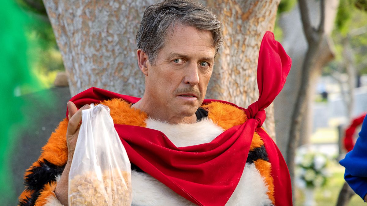 Unfrosted marque la troisième fois que Hugh Grant a joué un personnage orange récemment, et il a eu une réponse amusante lorsque je lui ai posé la question
