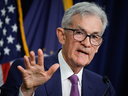   Le président de la Réserve fédérale, Jerome Powell, s'exprime lors d'une conférence de presse après que les responsables de la banque centrale ont annoncé que les taux d'intérêt resteraient inchangés, le 1er mai 2024, à Washington, DC.