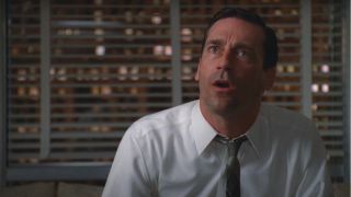 Jon Hamm se disputant dans son bureau dans Mad Men.