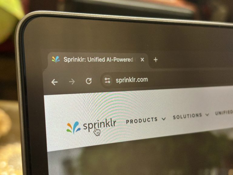 Sprinklr licencie plus de 100 salariés