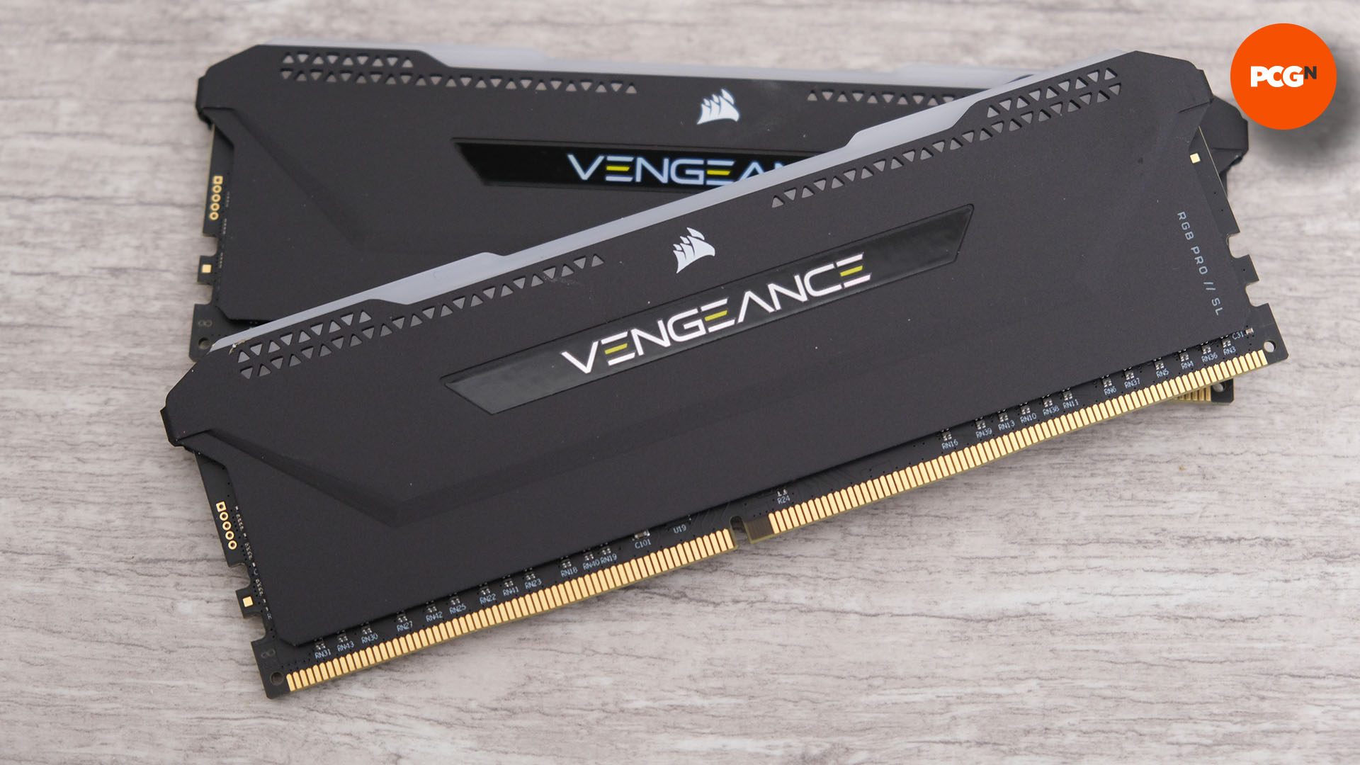 DDR4 vs DDR5 – quelle est la meilleure RAM pour les jeux : modules de mémoire Corsair Vengeance RGB Pro SL DDR4