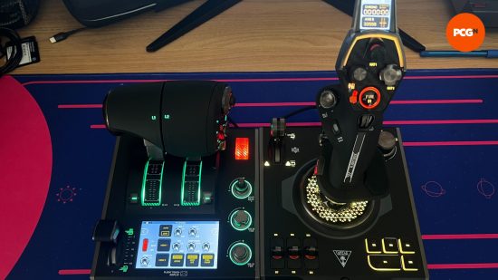 Système Turtle Beach VelocityOne Flight Deck HOTAS installé sur un ordinateur de bureau