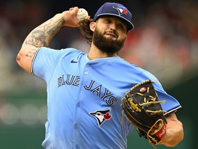 Le lanceur vedette des Blue Jays de Toronto, Alek Manoah, lance lors de la première manche d'un match de baseball contre les Nationals de Washington, le dimanche 5 mai 2024, à Washington, DC