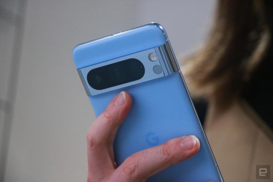 Plan moyen du Pixel 8 Pro bleu, mettant l'accent sur sa barre de caméra et le capteur de température qu'elle contient.