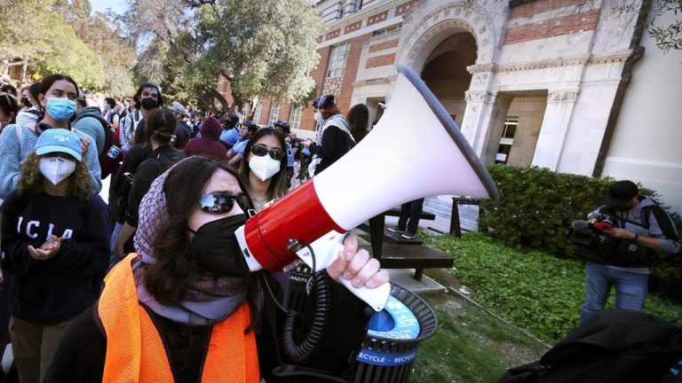 Les manifestations pro-palestiniennes à l'UCLA et la recherche des attaquants se poursuivent après le retrait du campement
