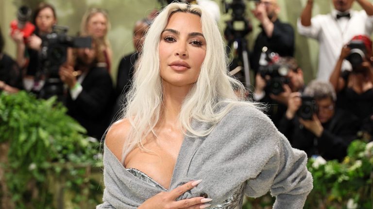 Les gens traînent Kim Kardashian pour son pull « stupide » avec sa robe transparente du Met Gala, mais je suis choqué que nous ne parlions pas de ses chaussures
