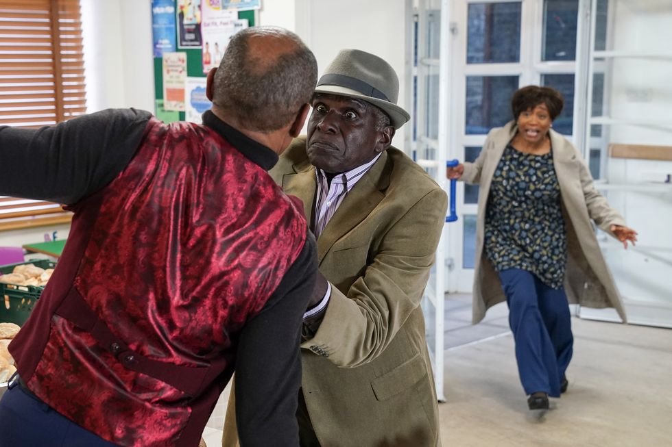 Patrick affronte le pasteur Clayton à Eastenders