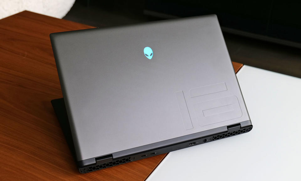 Comme toujours, le m16 R2 possède une version lumineuse du logo emblématique d'Alienware sur son couvercle. 