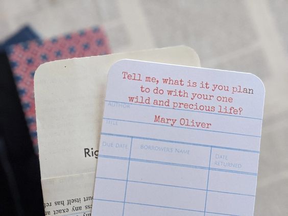 carte dans le style d'une carte de bibliothèque vintage avec une citation de Mary Oliver en rouge 