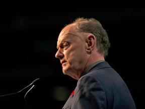 « Rex Murphy était un boursier de Rhodes qui pouvait rivaliser avec n'importe quel intellectuel, mais il semblait toujours plus à l'aise et beaucoup plus heureux en compagnie de Canadiens ordinaires. »