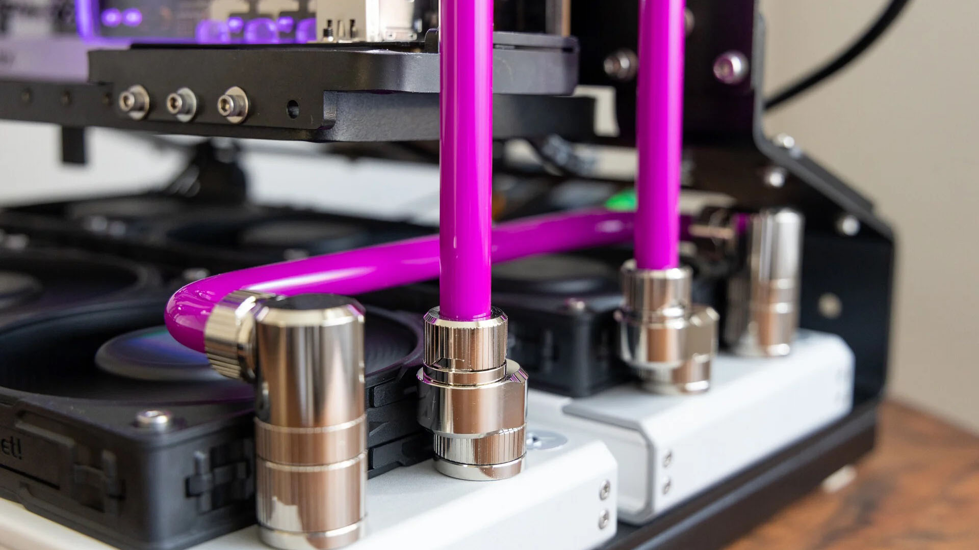 Le tube de watercooling transportant un liquide de refroidissement de couleur magenta