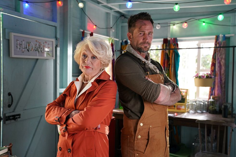 Hollyoaks Martha et Jez sous embargo jusqu'à 8h00 le vendredi 3 mai