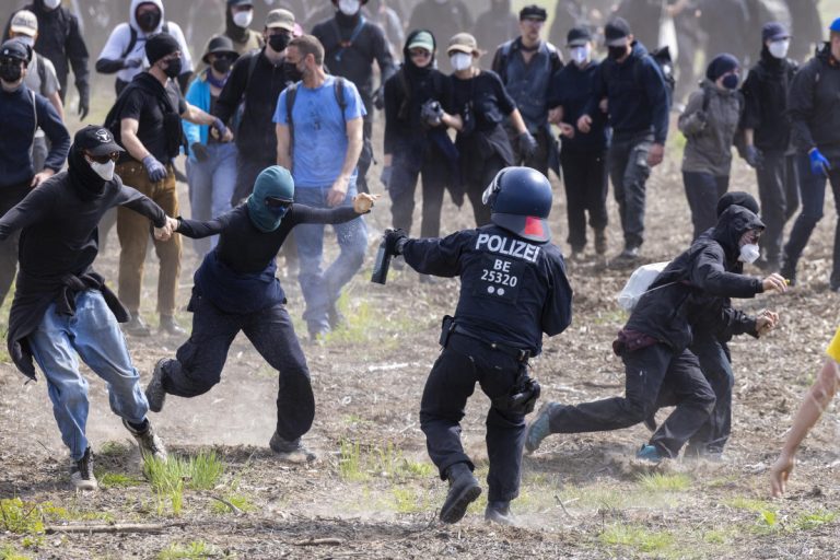 Des manifestants pour le climat affrontent la police devant la gigantesque usine allemande de Tesla