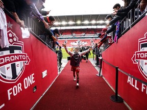 Lorenzo Insigne du Toronto FC salue les fans après avoir marqué le but vainqueur lors de la victoire 1-0 de son équipe contre le Charlotte FC en MLS à Toronto, le samedi 9 mars 2024.