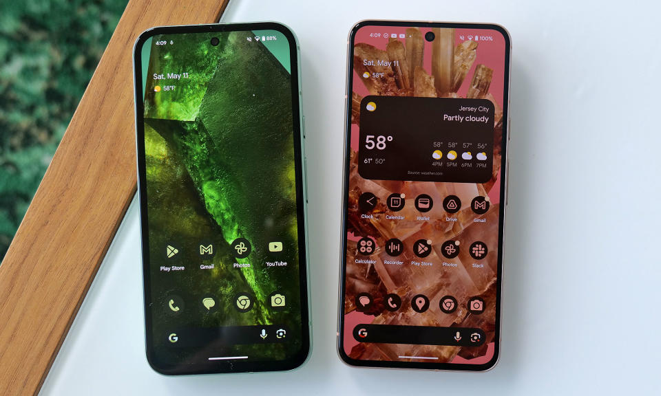 Bien que les deux arborent des designs très similaires, le Pixel 8a (à gauche) possède un écran de 6,1 pouces légèrement plus petit avec des cadres plus grands que le Pixel 8 standard (à droite). 