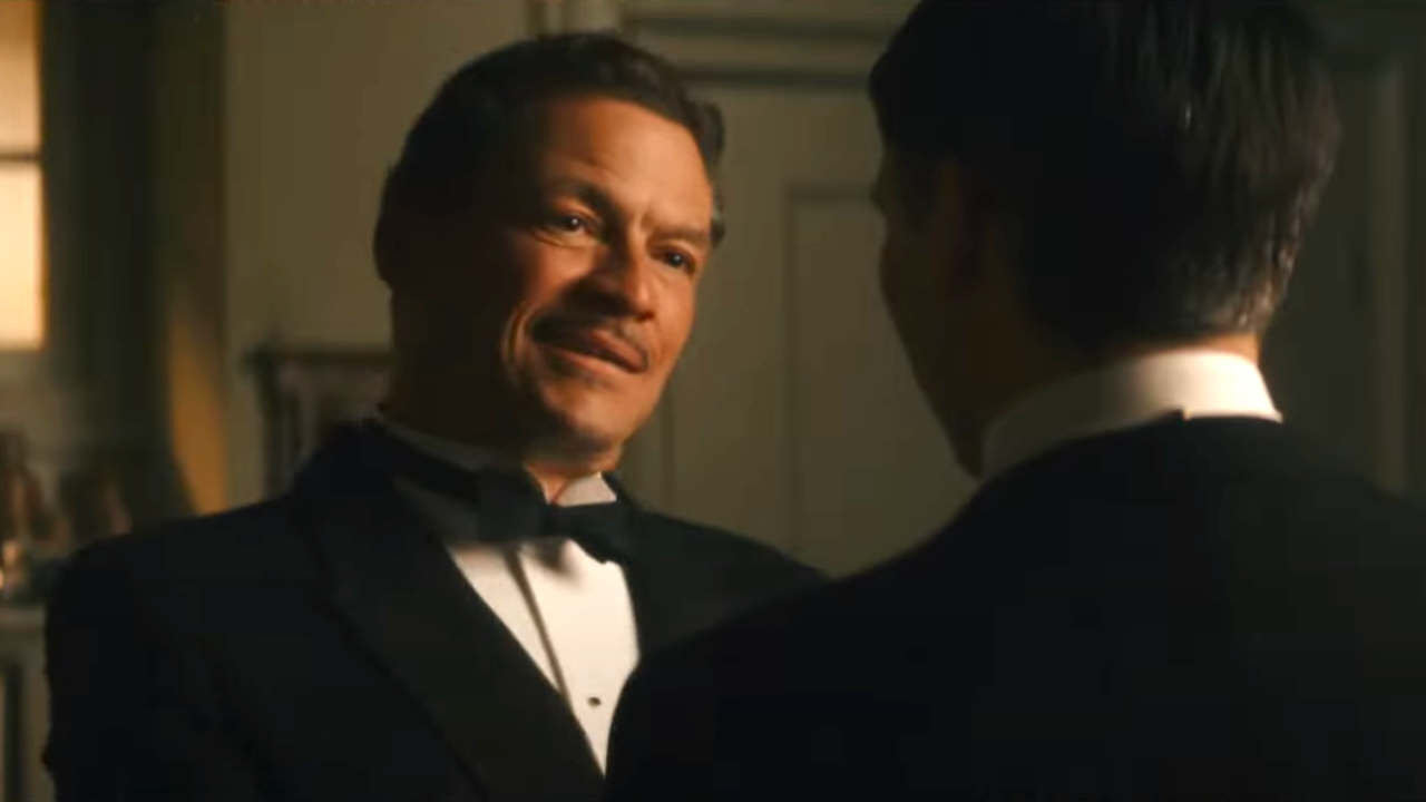 Dominic West s'exprime devant Robert James-Collier dans Downton Abbey : A New Era.