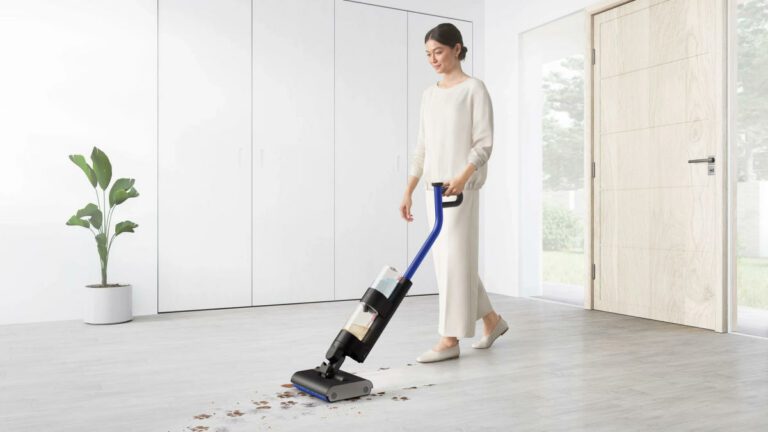 Le premier nettoyeur dédié aux sols durs de Dyson ne craint pas