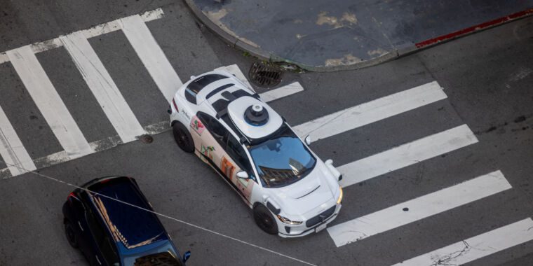 Le gouvernement fédéral enquête sur les voitures sans conducteur Waymo qui heurtent des voitures en stationnement et dérivent dans la circulation