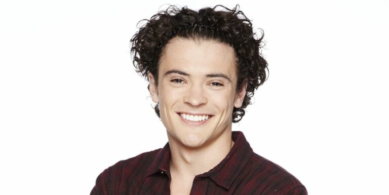 La star d'EastEnders, Jonny Labey, repérée sur le tournage de Hollyoaks
