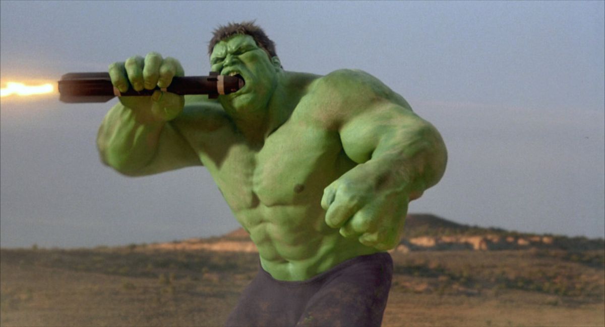 Un gigantesque homme vert torse nu en short violet mordant la tête d'un missile balistique dans Hulk.