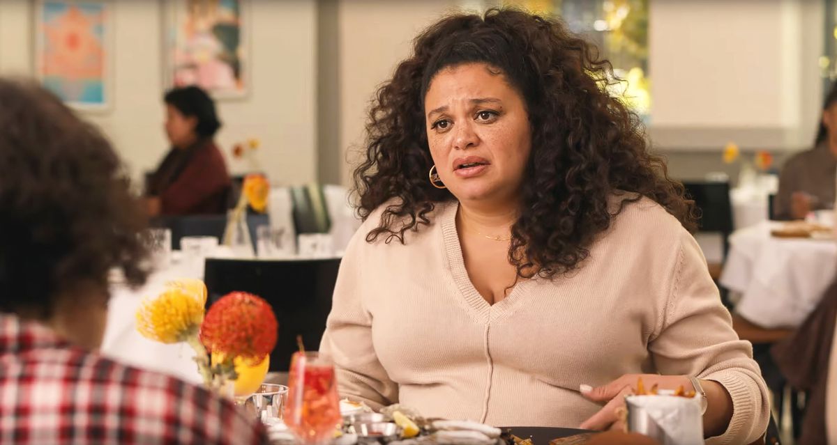 Dawn (Michelle Buteau) assise au brunch 