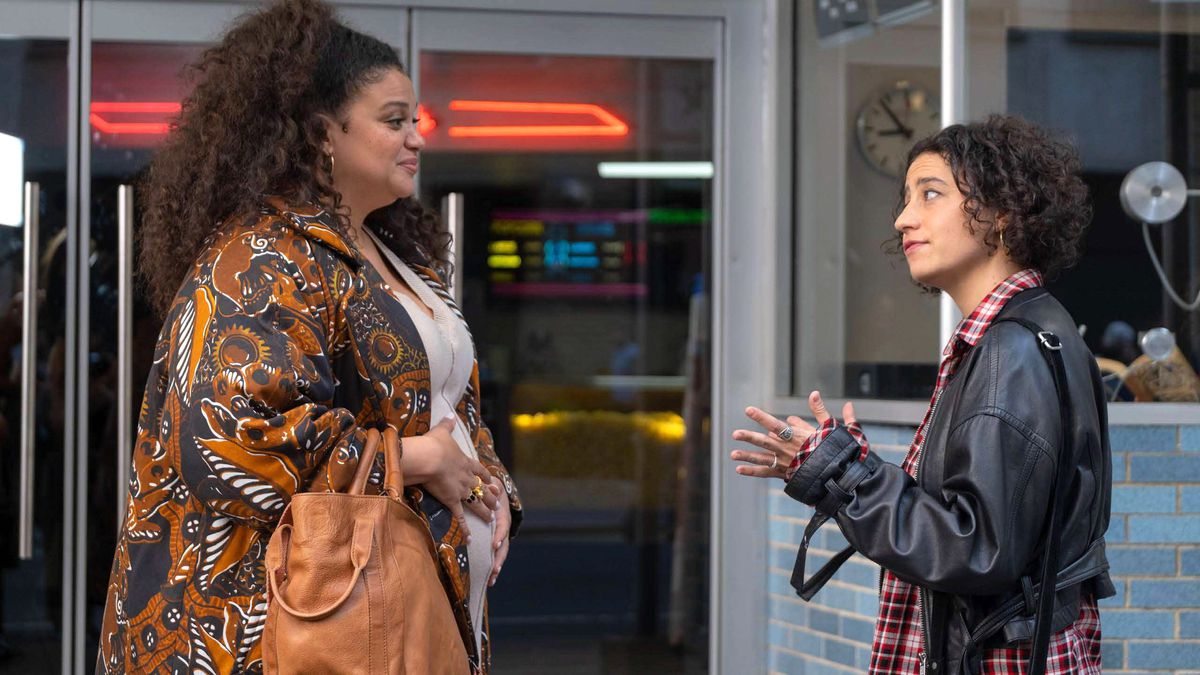 Dawn (Michelle Buteau) et Eden (Ilana Glazer) se retrouvent devant une salle de cinéma