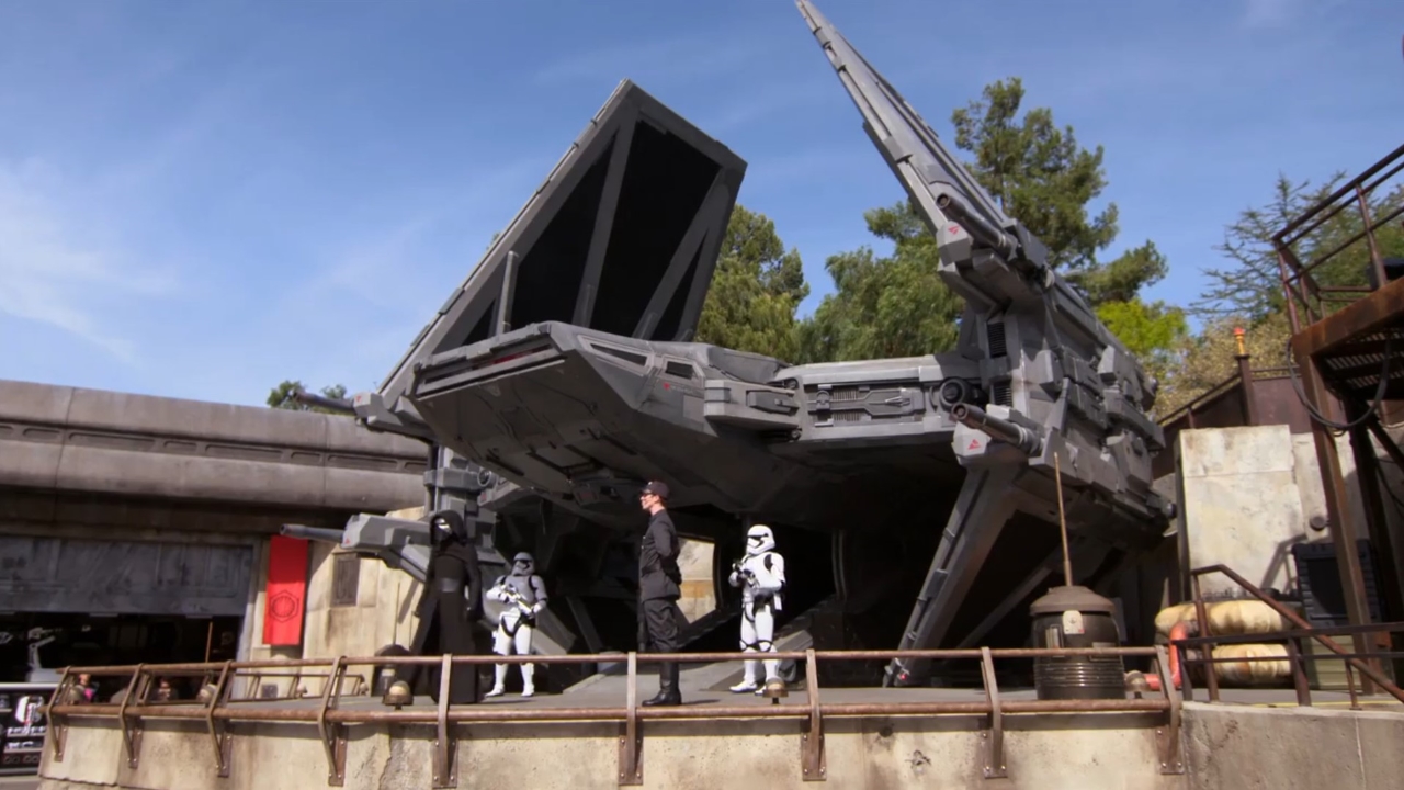 Échelon Tie du Premier Ordre avec Kylo Ren, les Stromtroopers et l'officier du Premier Ordre debout devant lui, à Star Wars : Galaxy's Edge, Disneyland