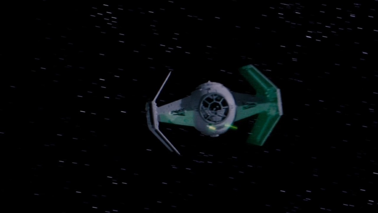 Le TIE Fighter de Dark Vador volant dans l'espace dans Star Wars : Un nouvel espoir