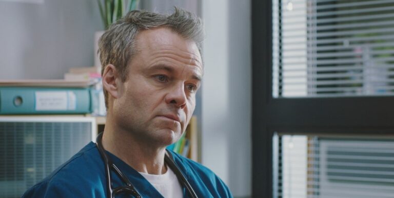 Casualty diffuse une version choquante du lanceur d'alerte dans la première version d'iPlayer
