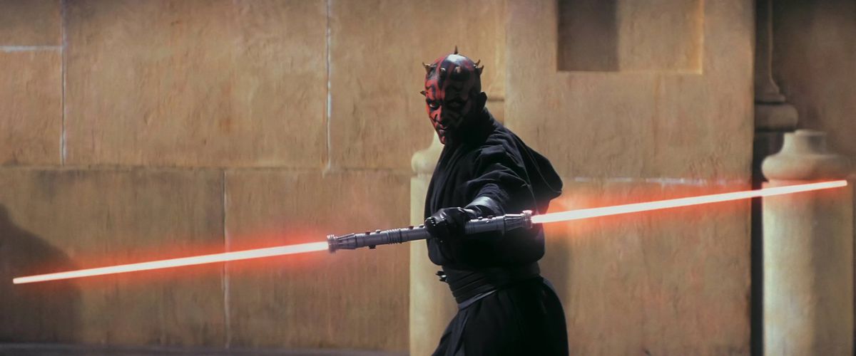 Dark Maul allume ses sabres laser dans Star Wars : La Menace Fantôme