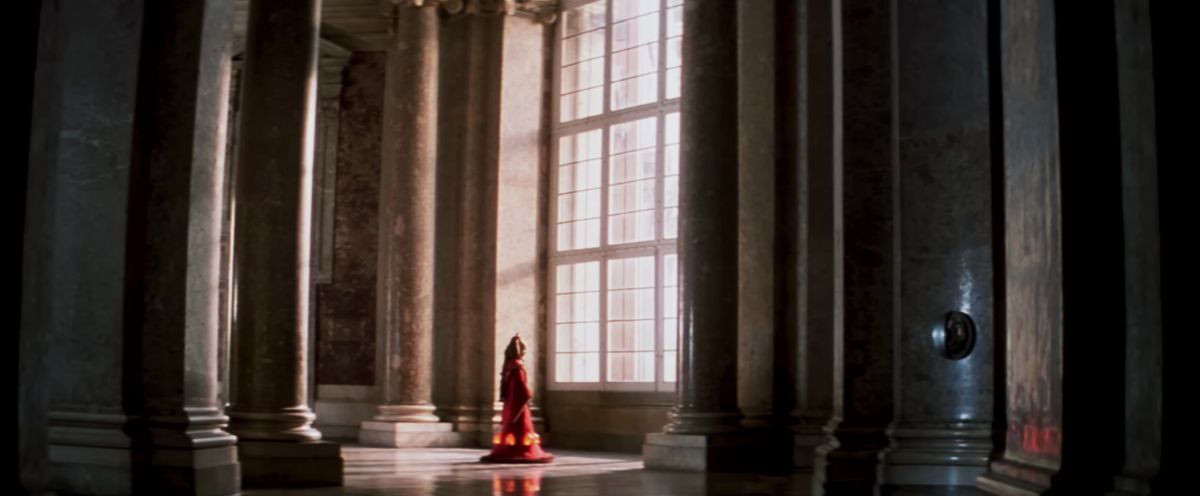 Padmé dans sa tenue royale regardant par une fenêtre géante de son palais de Naboo dans Star Wars : La Menace Fantôme