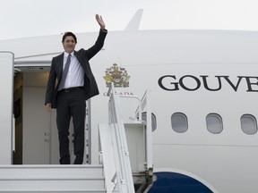 Le premier ministre Justin Trudeau salue alors qu'il monte à bord d'un avion du gouvernement à Ottawa, le dimanche 9 juillet 2023. LA PRESSE CANADIENNE/Adrian Wyld