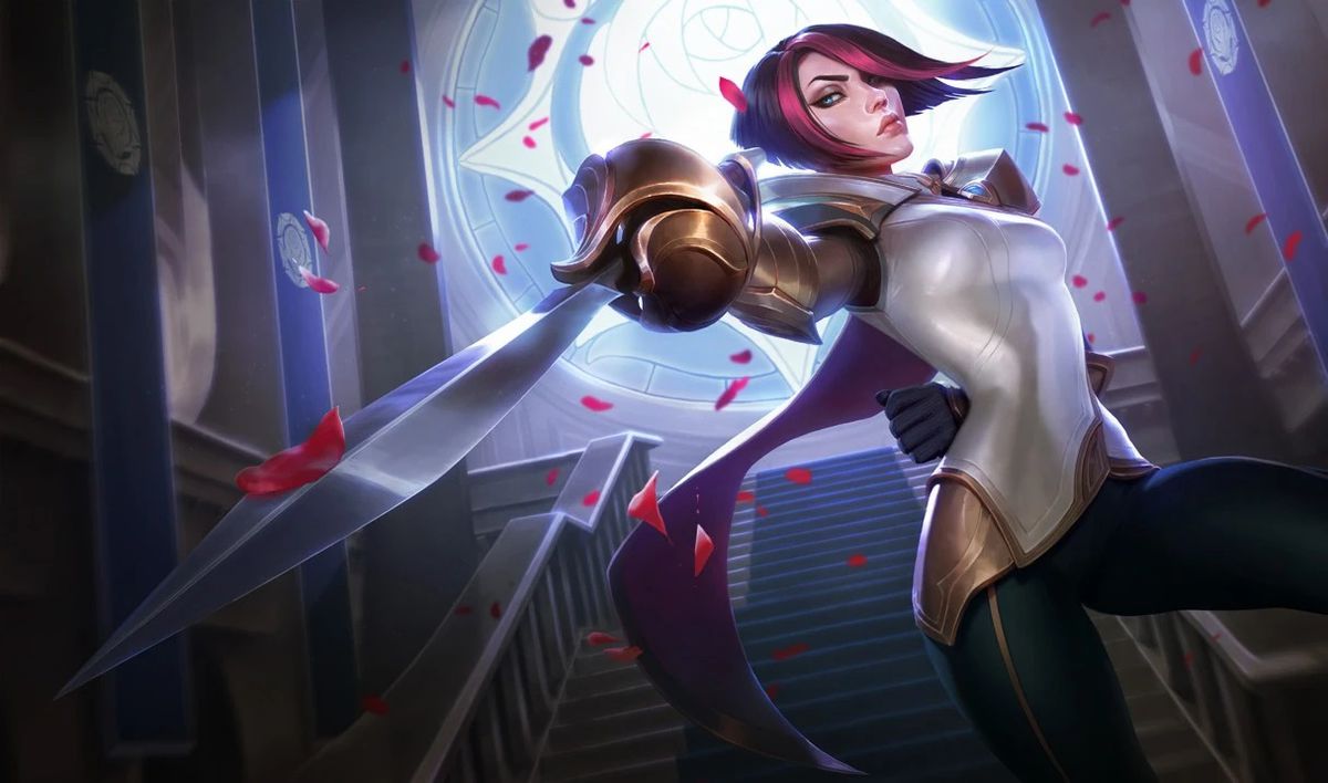 Fiora, la duelliste d'escrime de League of Legends, tient son épée dans une main, avec son autre bras derrière son dos dans son splash art.