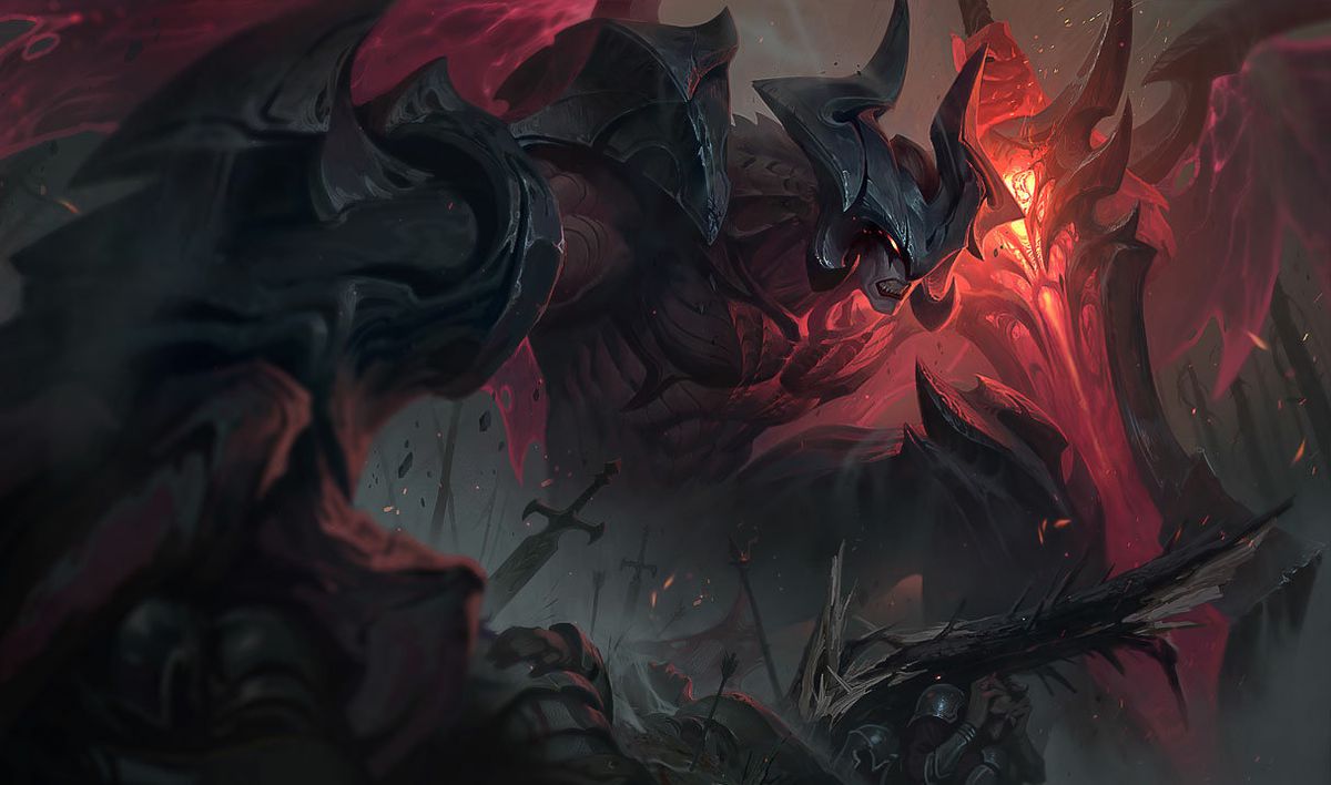 Aatrox, une figure démoniaque avec des cornes courbées, des dents serrées et de la chair noire et rouge, saisit une épée rouge géante et fonce à travers une bataille.