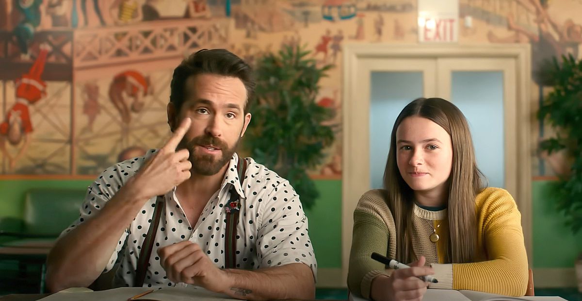 Cal (Ryan Reynolds) et Bea (Cailey Fleming) sont assis ensemble à une table pour interviewer divers amis imaginaires dans IF de John Kraskinski.