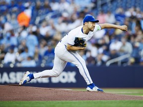 Le partant des Blue Jays Yusei Kikuchi lance lors de la première manche contre les White Sox de Chicago au Rogers Centre le 21 mai 2024 à Toronto.