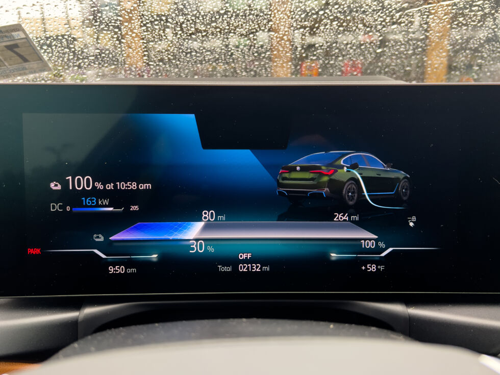 Ne vous laissez pas distraire par le fait que l'i4 pensait qu'il n'aurait que 264 miles au moment où il serait complètement chargé : je me suis rendu au chargeur en mode Sport pour réchauffer la batterie autant que possible pour une meilleure charge. 