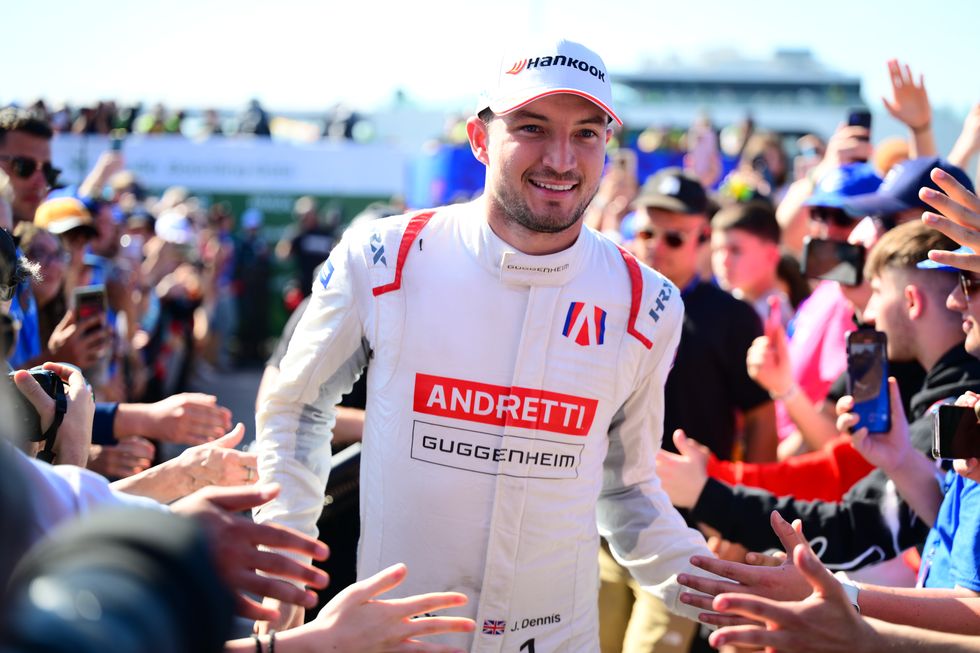 le pilote de formule e jake dennis sourit alors qu'il traverse la foule jusqu'au podium après une course