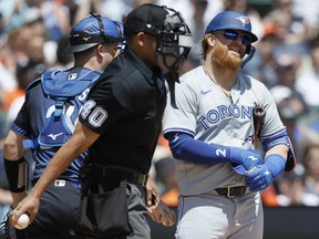 Justin Turner des Blue Jays réagit après avoir été interpellé