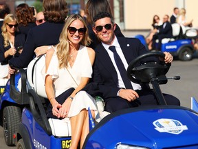 Rory McIlroy et Erica Stoll arrivent à la cérémonie d'ouverture de la Ryder Cup 2023 l'année dernière.