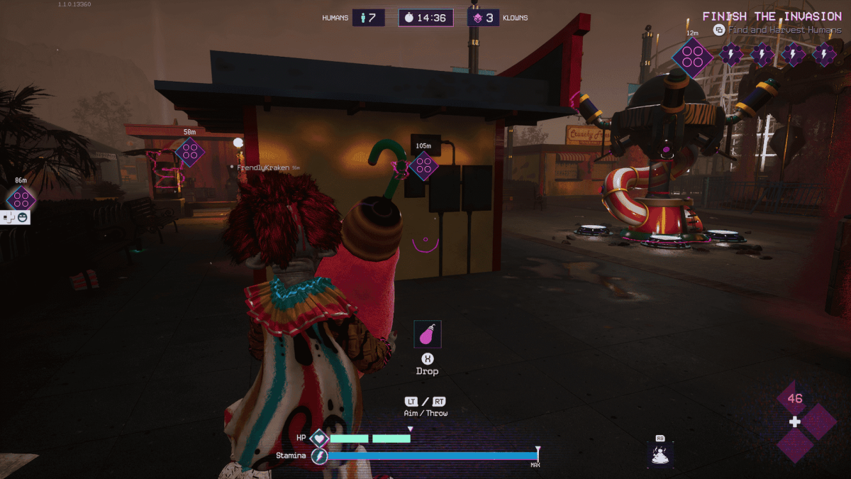 Une capture d'écran du jeu de Killer Klowns from Outer Space : The Game, montrant un Klown se préparant à accrocher un cocon de barbe à papa à un générateur à l'intérieur d'un champ de foire.
