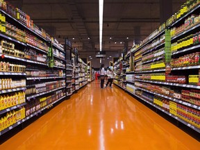 Des gens font leurs achats dans un magasin Loblaws à Toronto le jeudi 3 mai 2018.