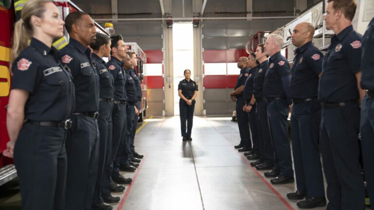 Les patrons de "Station 19" préviennent que "les carrières, les vies et les rêves pourraient prendre fin" dans la finale de la série
