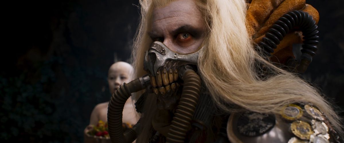 Un gros plan d'Immortan Joe (Lachy Hulme), portant un masque respiratoire à motif de crâne, dans Furiosa de George Miller